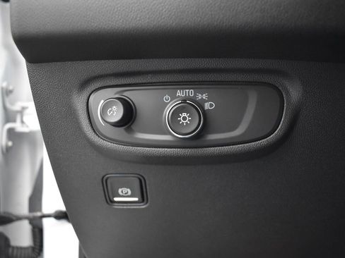 Used 2024 GMC Terrain SLE image 27