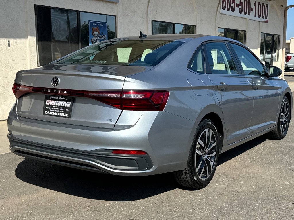 Used 2025 Volkswagen Jetta SE FWD image 4