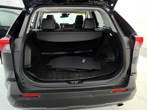 Certified 2020 Toyota RAV4 XLE Premium image 31