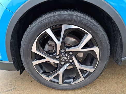 Used 2019 Toyota C-HR XLE image 28