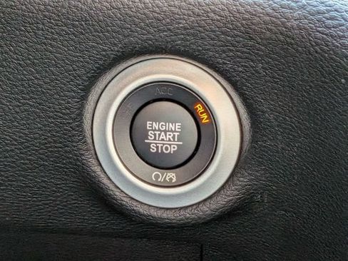 Used 2025 Chrysler Pacifica Limited FWD image 32
