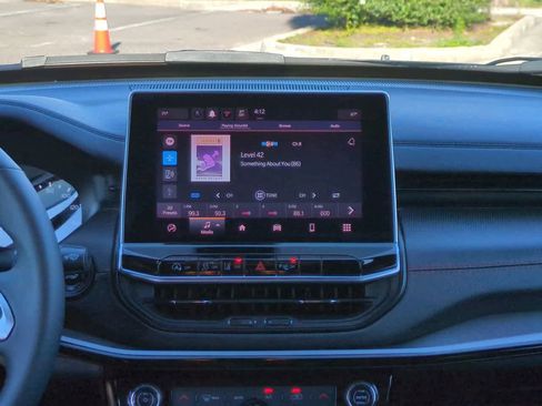 Used 2025 Jeep Compass Trailhawk image 17