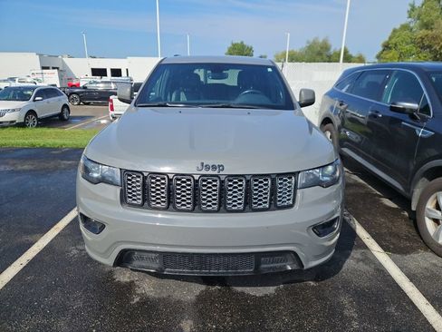 Used 2022 Jeep Grand Cherokee Laredo X AWD/4WD image 2