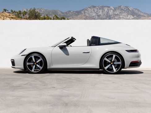 Certified 2022 Porsche 911 Targa 4S w/ Premium Package AWD/4WD image 2