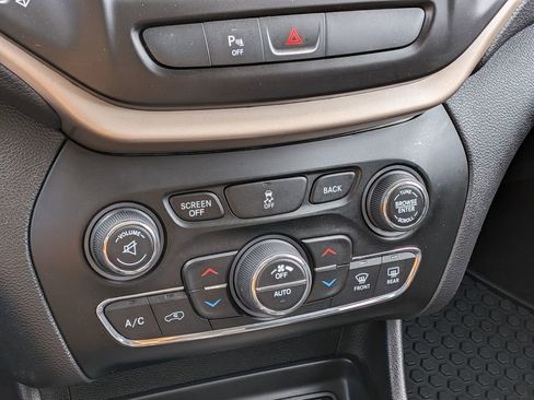 Used 2017 Jeep Cherokee Latitude w/ Comfort/Convenience Group image 19