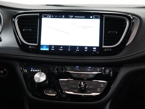 Used 2025 Chrysler Pacifica Limited FWD image 17