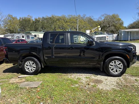 Used 2022 Nissan Frontier SV image 3
