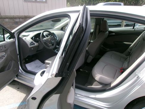 Used 2017 Chevrolet Cruze Premier image 13