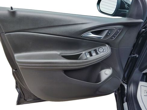 Used 2023 Buick Encore GX Essence image 11