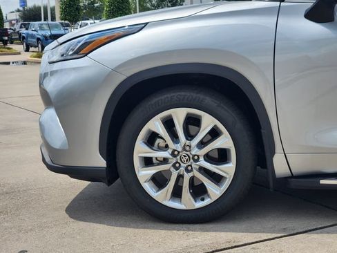 Certified 2025 Toyota Highlander Limited AWD/4WD image 8