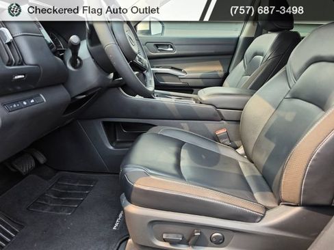Used 2024 Nissan Pathfinder SL FWD image 18