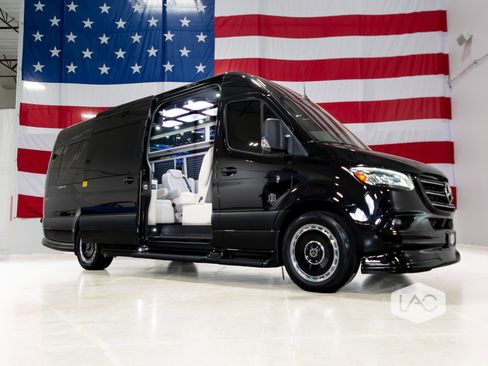 Used 2024 Mercedes-Benz Sprinter 3500 image 2