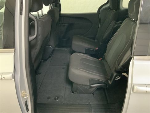 Used 2023 Chrysler Pacifica Touring image 16