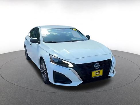 Used 2025 Nissan Altima 2.5 SV FWD image 3