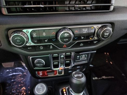 Used 2024 Jeep Wrangler Unlimited Sport AWD/4WD image 11