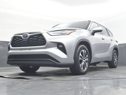 Used 2022 Toyota Highlander XLE FWD image 22