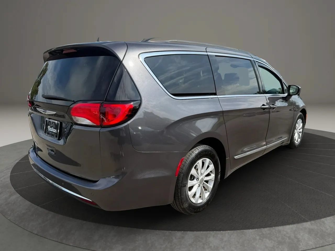 Used 2017 Chrysler Pacifica Touring-L FWD image 5