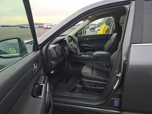 Used 2025 Nissan Pathfinder SL w/ Cargo Package image 13