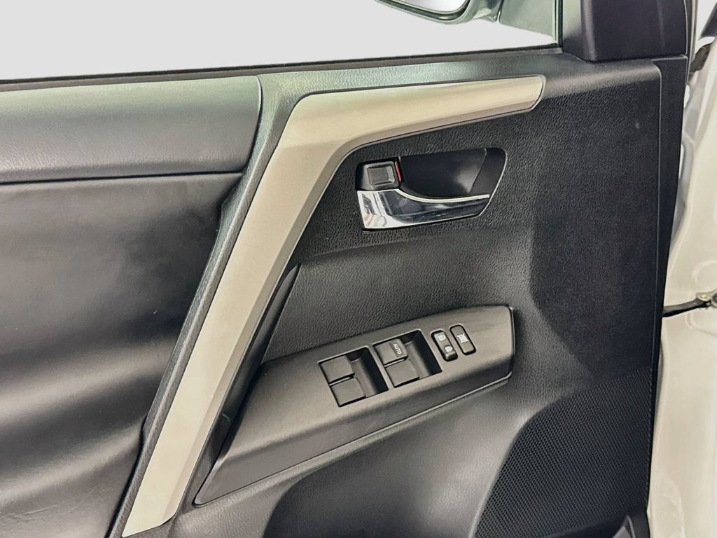Used 2018 Toyota RAV4 XLE AWD/4WD image 19