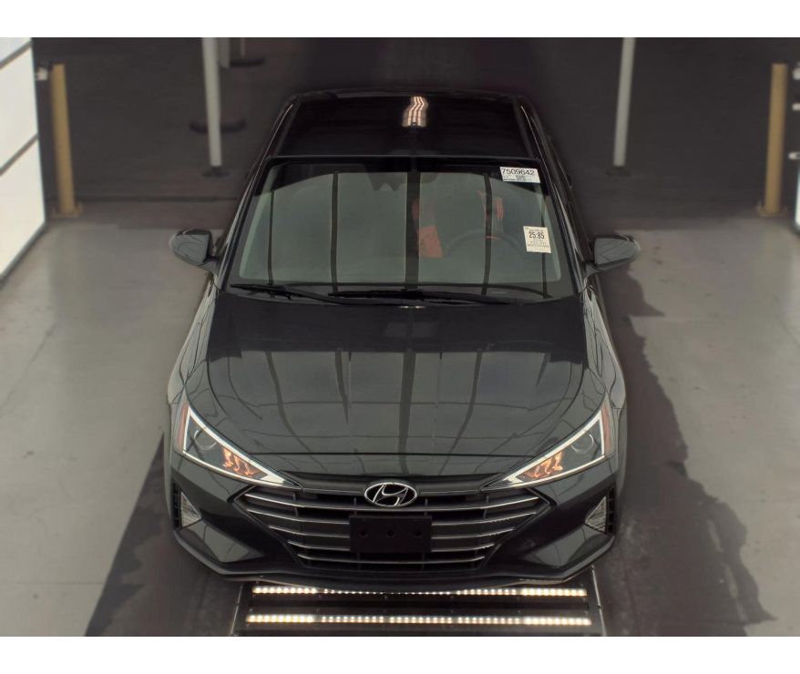 Used 2020 Hyundai Elantra SE FWD image 2