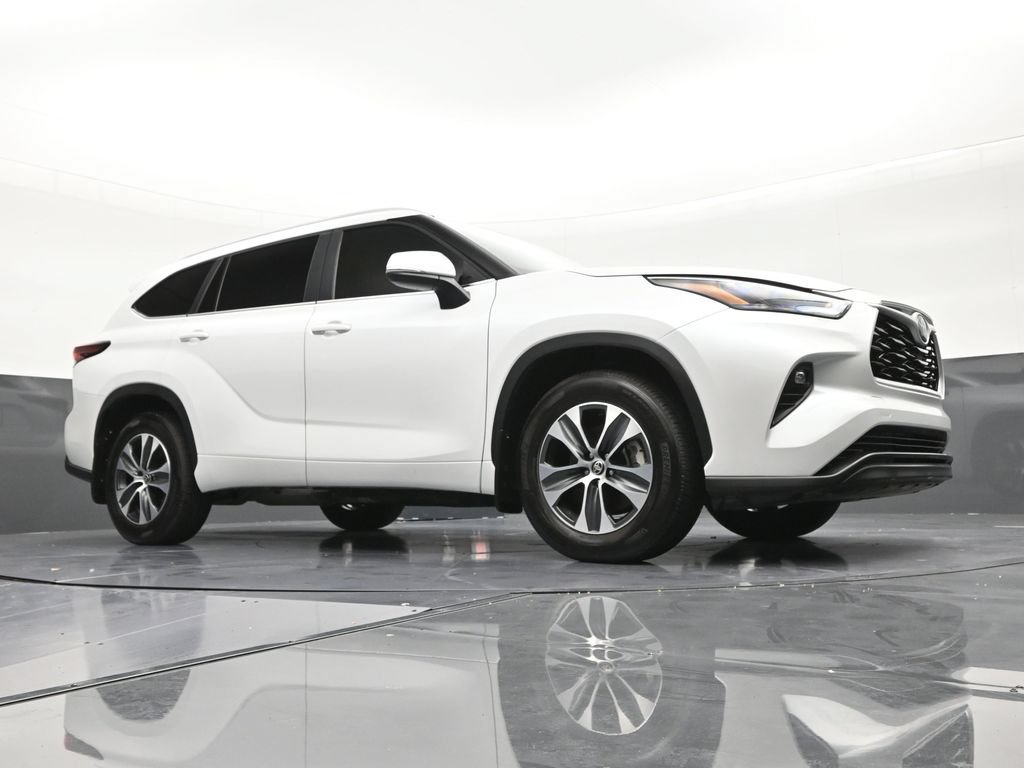 Used 2025 Toyota Highlander XLE FWD image 27