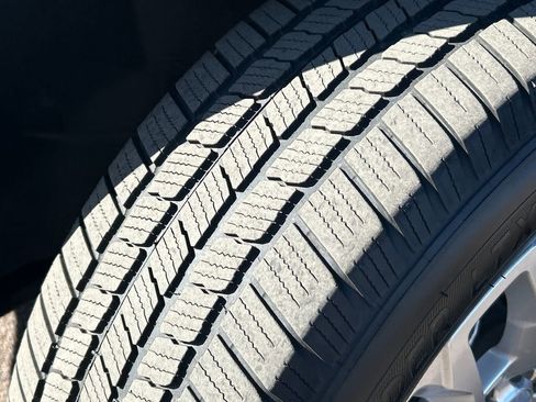 Used 2021 Chevrolet Traverse LT image 31