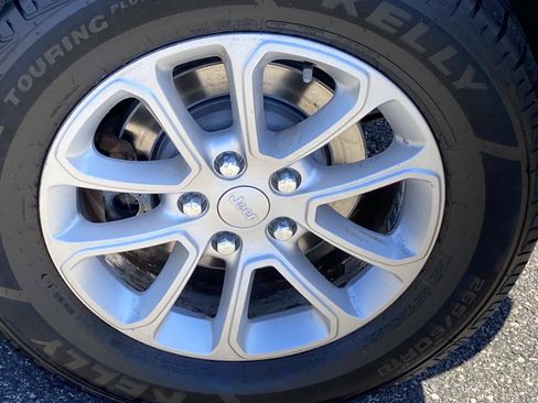Used 2021 Jeep Grand Cherokee Laredo AWD/4WD image 24