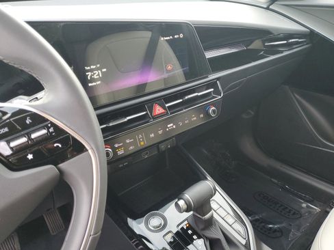 Used 2025 Kia Niro EX image 29