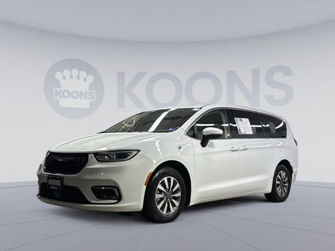 Used 2023 Chrysler Pacifica Touring-L image 1