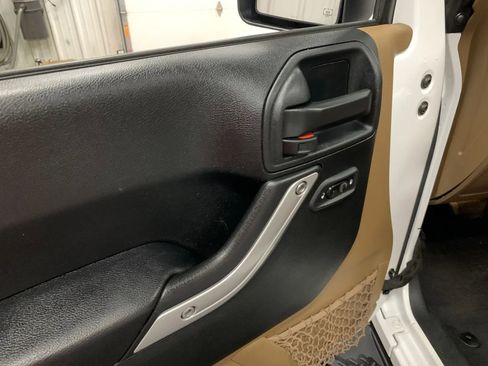 Used 2017 Jeep Wrangler Sahara w/ Connectivity Group image 32