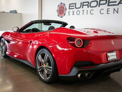 Used 2020 Ferrari Portofino RWD image 25