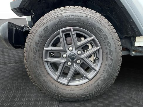 Used 2025 Jeep Gladiator Sport AWD/4WD image 12