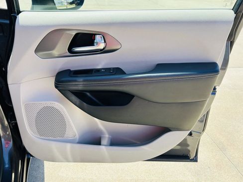 Used 2023 Chrysler Pacifica Touring-L FWD image 32