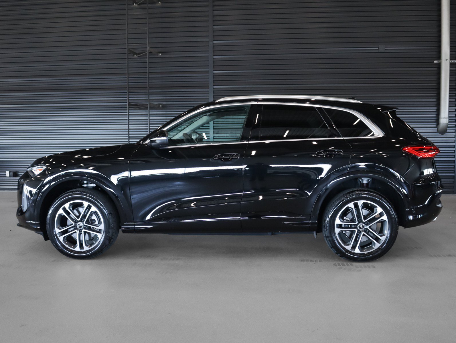 Used 2025 Audi Q5 Premium w/ Convenience Package AWD/4WD image 16
