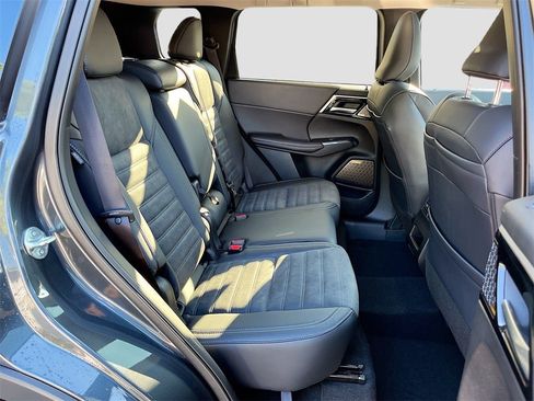 New 2025 Mitsubishi Outlander SE image 29