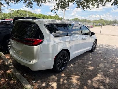 Used 2025 Chrysler Pacifica Select