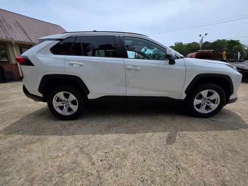 Used 2021 Toyota RAV4 XLE w/ Convenience Package FWD image 4