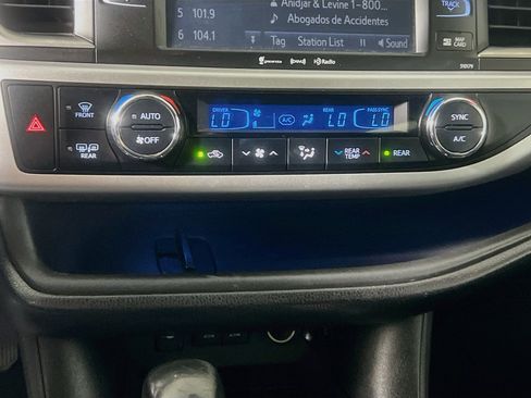 Used 2018 Toyota Highlander SE FWD image 26