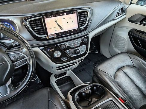 Used 2022 Chrysler Pacifica Touring-L w/ Uconnect Theater Family Group FWD image 23