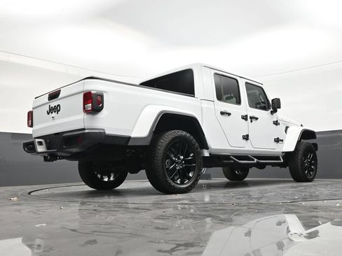 Used 2025 Jeep Gladiator Sport AWD/4WD image 25
