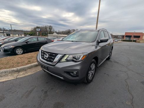 Used 2019 Nissan Pathfinder SV image 3