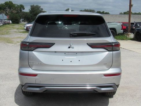 New 2025 Mitsubishi Outlander SE image 4