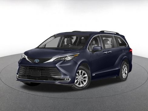 Used 2024 Toyota Sienna XLE FWD image 3