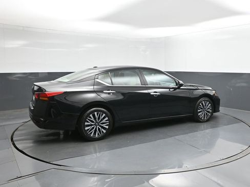 Used 2025 Nissan Altima 2.5 SV image 8
