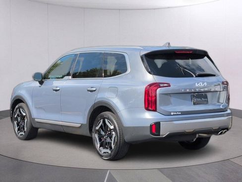 Used 2025 Kia Telluride S FWD image 3