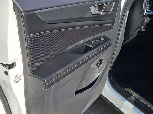 Used 2025 Volkswagen Atlas Cross Sport SE image 10