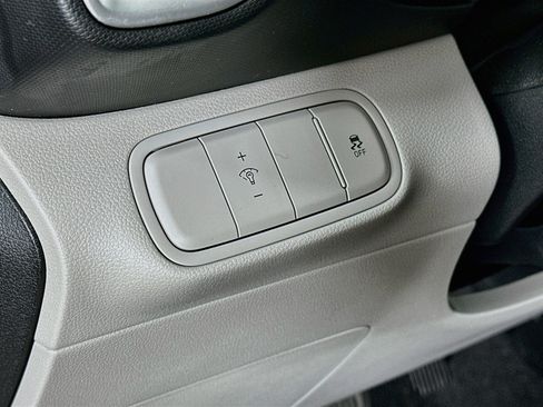 Used 2025 Hyundai Venue SEL FWD image 16