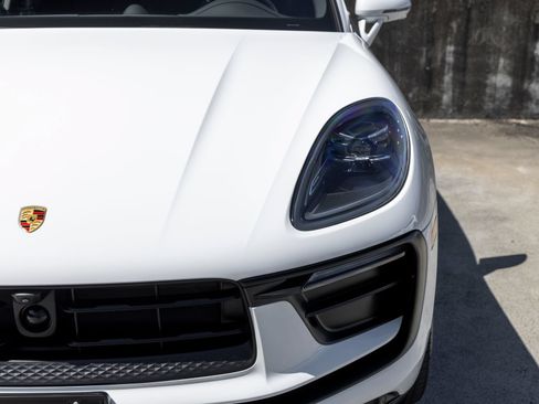 Certified 2026 Porsche Macan AWD/4WD image 16