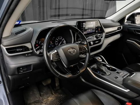Used 2021 Toyota Highlander XLE FWD image 3