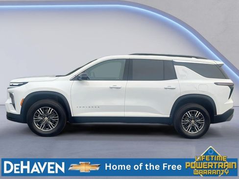 Used 2025 Chevrolet Traverse LT FWD image 3